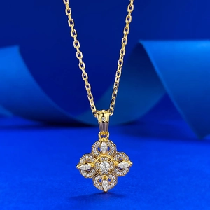 Pendentif en or élégant avec une grande pierre ronde et des zircons étincelants