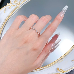 Bague fine en argent S925 minimaliste avec quatre pierres de zircone étincelantes