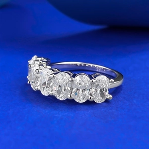 Bague en argent sterling S925 avec cinq pierres de moissanite de coupe ovale