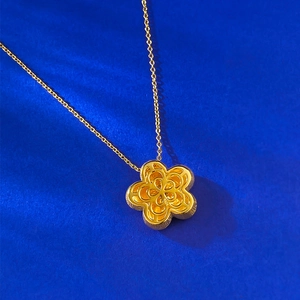 Vue détaillée du pendentif fleur en argent S925 doré avec motif floral évidé au dos