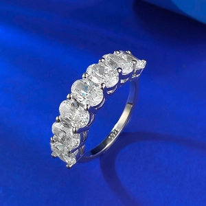 Bague en argent sterling S925 avec sept zircons ovales vue sous un angle de 45 degrés