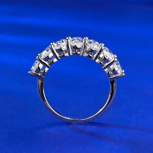 Bague en argent sterling S925 avec sept pierres rondes scintillantes sur fond bleu foncé