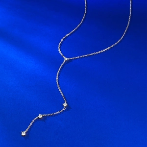 Elegante S925 Silber Y-Halskette mit vier funkelnden Zirkonia-Steinen und Quasten-Detail