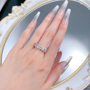 Détail d'une bague en argent S925 avec zircons ovales et baguette portés à la main