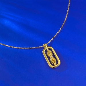 Détail d'un pendentif vajra en argent S925 plaqué or avec cristaux incrustés