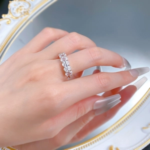 Détail de la bague en argent S925 avec cinq pierres ovales serties de griffes de luxe