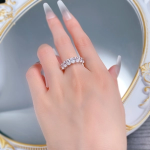 Détail d'une bague en argent S925 sertie de pierres ovales 4x6mm portée
