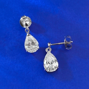 Dettaglio del marchio S925 sull'orecchino a goccia in argento con zircone a forma di pera