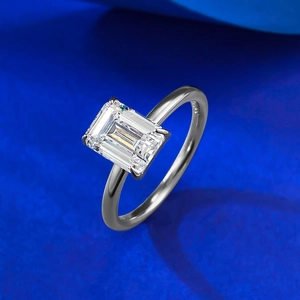 Anello minimalista in argento S925 con pietra taglio smeraldo e castone a quattro griffe