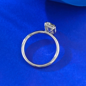 Elegante anello in argento S925 con gemma rettangolare taglio smeraldo 6x8mm