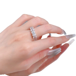 Bague élégante en argent 925 avec une rangée de moissanites ovales sur la main