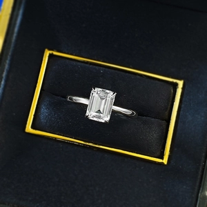 Elegante anello in argento taglio smeraldo in una scatola per gioielli in velluto blu