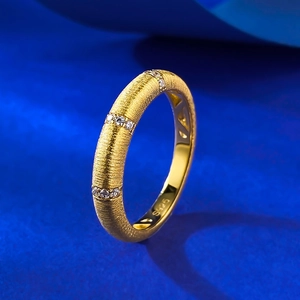 Elegant gold-plated 925 silver ring with brushed satin finish and sparkling zircon stones