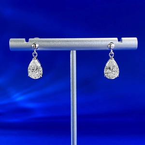 Dettaglio di orecchini in argento S925 con pendenti a goccia su espositore gioielli