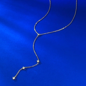 Detail der Y-förmigen Goldkette mit vier brillantweißen Zirkonia-Steinen im Quasten-Design