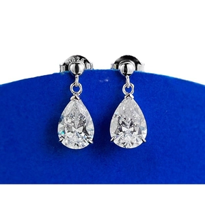 Eleganti orecchini a lobo in argento 925 a goccia con brillanti zirconi a taglio pera