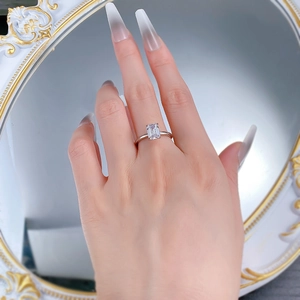 Dettaglio anello in argento S925 con pietra rettangolare sulla mano di una modella