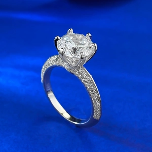 Macro de bague couronne en argent S925 avec diamant rond et pavage sur les côtés