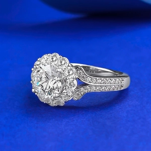 Klassischer S925 Silberring mit 2 Karat Diamant im Brillantschliff und geteiltem Schaft