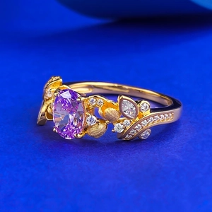 Bague élégante en argent S925 doré avec pierre violette ovale et détails de fleurs