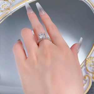 Détail d'une bague couronne en argent S925 avec diamant rond et anneau serti pavé