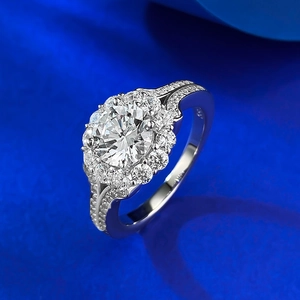 Luxuriöser S925 Silberring mit 2 Karat Rundschliff-Diamanten und Spitzen-Einfassung