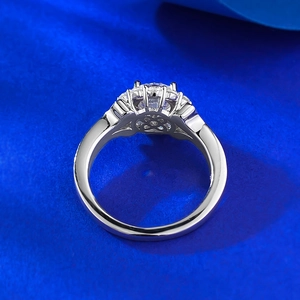 Detaillierte Makroansicht des 2ct Diamantrings mit Spitzenkranz und hohlem Innenbandmuster