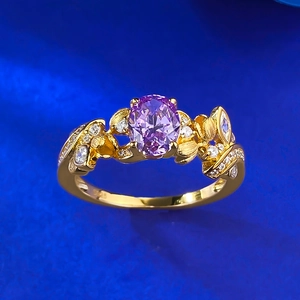 Gros plan du poinçon S925 sur bague florale dorée avec pierre précieuse violette