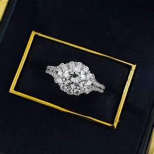 Klassischer S925 Silberring mit 2 Karat Runddiamant Halo in blauer Samtbox