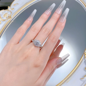 Nahaufnahme des S925 Silber-Spitzenrings mit funkelndem 2-Karat-Solitär im Rundschliff