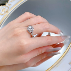 Nahaufnahme S925 Silber 2ct Halo Moissanit Ring mit V-Split Band am Modell