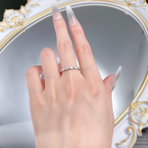Detail of S925 silver ring with brushed matte finish and elegant oval bead chain design