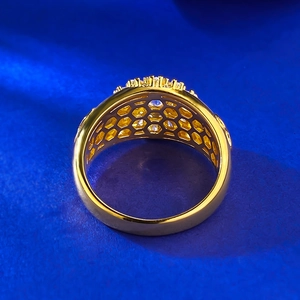 Détail de la bague en or 18 carats avec motif en nid d'abeille et zircons scintillants