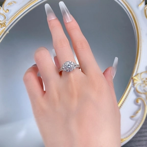 Makrodetail eines 2-Karat-Rundschnitt-Halo-Rings aus S925-Silber am Model