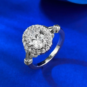 Luxuriöser 925 Sterling Silber Halo Ring mit einem 1,5 Karat ovalen Edelstein auf blauem Grund