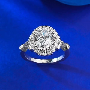 Detail der S925-Silberpunze und der luxuriösen ovalen Zirkon-Ringfassung im Fokus