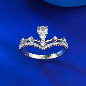 Detail of S925 silver crown ring featuring a pear-cut gemstone and V-shaped design
