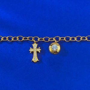 Elegante bracciale in argento S925 dorato con croce gotica e pendente in zircone lucido