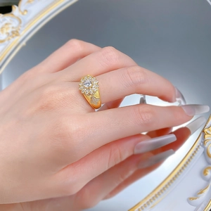Macro de la bague fleur plaquée or avec détails de trèfle en relief sur l'anneau