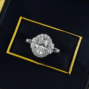 Luxuriöser S925 Silber Halo-Ring mit großem ovalem Edelstein in einer blauen Schmuckschachtel