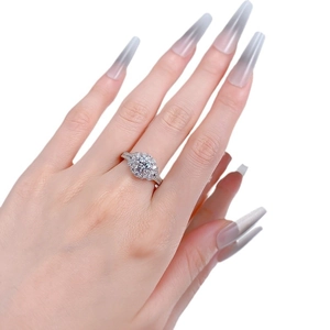 S925 Silber-Ring mit rundem 2-Karat-Diamanten im Halo-Design an einer Hand getragen