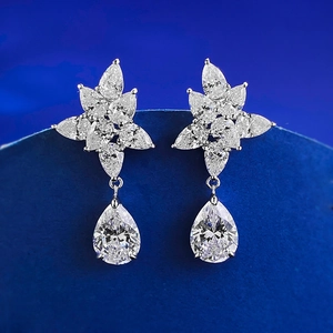 Orecchini da sposa a corona in argento S925 con cristalli a goccia su sfondo blu