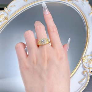 Détails d'une bague florale en argent plaqué or sertie de zircons étincelants