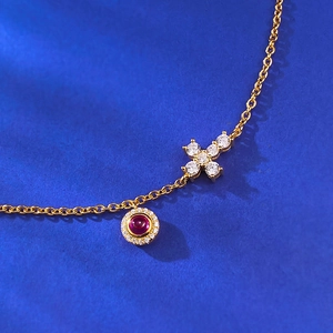 Bracelet élégant en argent S925 avec croix en cornaline rouge et charms en zircon brillants