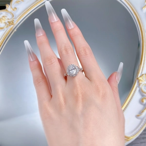 Detailansicht eines S925 Silberrings mit ovalem Halo und 1,5 Karat Stein