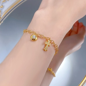 Bracciale a croce in argento S925 con cristallo rotondo dorato indossato al polso