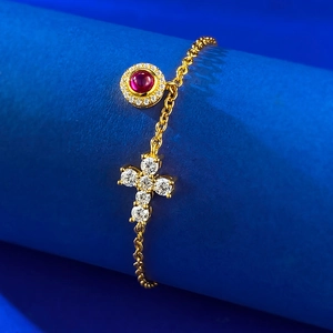 Bracelet croix en argent S925 doré avec cornaline et accents de diamants sur socle bleu