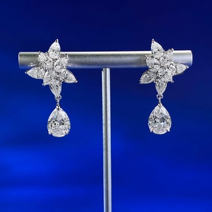 Dettaglio orecchini da sposa in argento S925 con pendente a goccia e taglio marquise