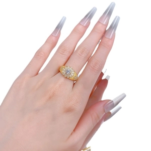 Bague fleurie en argent S925 plaqué or avec pierre centrale et détails en diamants brillants