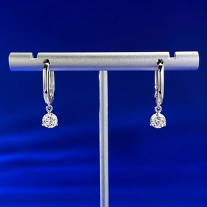 Détail de boucles d'oreilles créoles classiques en argent S925 avec zircons ronds